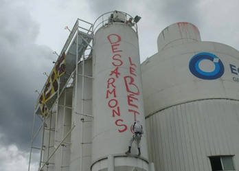 Intervención del grupo ecologista en una empresa contaminante.