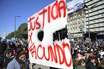 Movilización de denuncia por la muerte de Molares ante el Obelisco de Buenos Aires.
