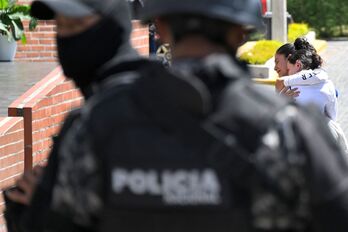 Allegados de Villavicencio, a las puertas del cementerio al que fueron trasladados sus restos. 