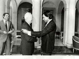 Felipe González y José Barrionuevo junto al embajador francés.