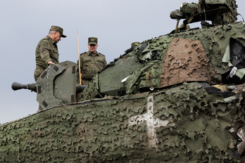 El ministro de Defensa ruso, Sergei Shoigu, se sube a un blindado CV90 sueco capturado.