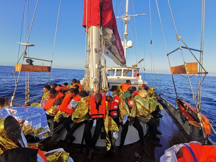 Migrantes africanos a bordo del Astral.