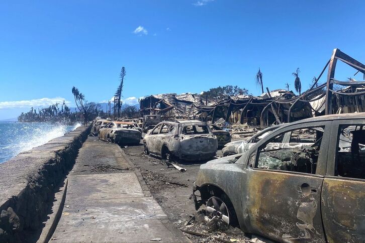 Coches calcinados en Lahaina, en la isla de Maui. 