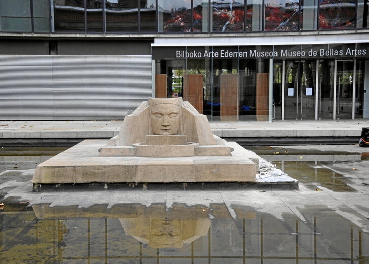 Estanque del Museo de Bellas Artes de Bilbo, sin la escultura de Euterpe.