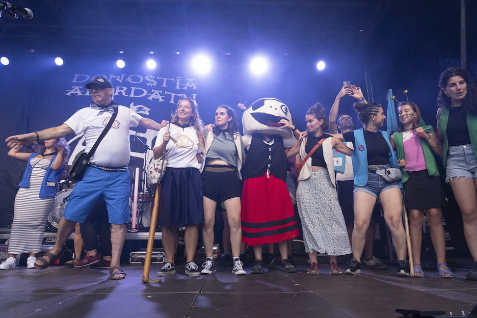 Matti con la delegación de Zaporeak, en el escenario de la Flamenka.