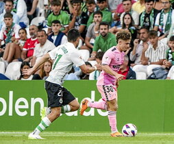 Soriano avanza con el balón ante Aldasoro.