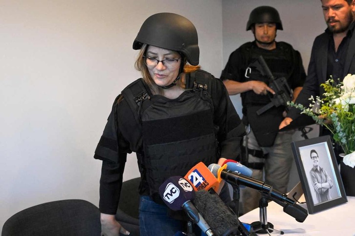 Sarauz llegó a la rueda de prensa con chaleco y casco antibalas y flanqueada por un miembro de seguridad que portaba fusil.