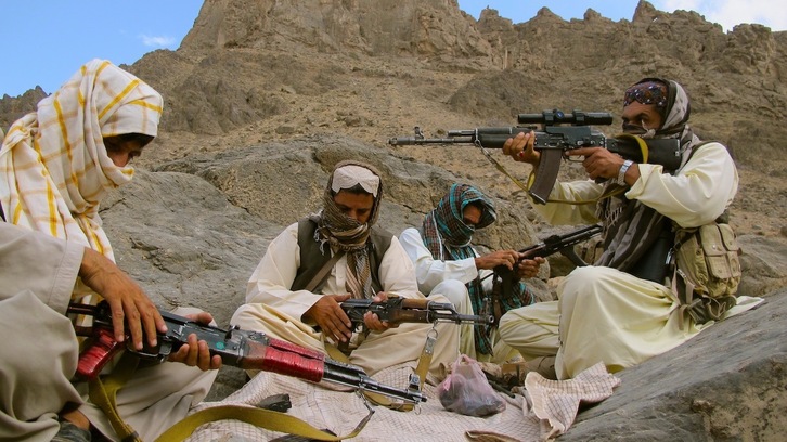 Aslam Baloch (derecha), el fundador de la Brigada Majeed en algún lugar de las montañas de Baluchistán.