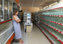 En la página anterior, Tatev Azizyan, en un supermercado vacío en Stepanakert. Sobre estas líneas, autobuses parados por la falta de combustible. A la derecha, Colas del hambre en Nagorno Karabaj.