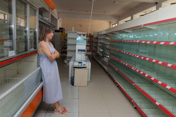 Tatev Azizyan, en un supermercado vacío en Stepanakert.