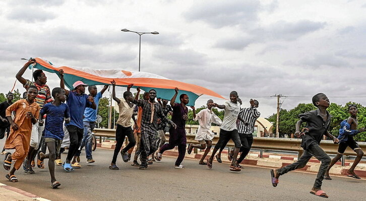 Manifestantes en apoyo al CNSP, cerca de una base militar francesa, en las afueras de Niamey.