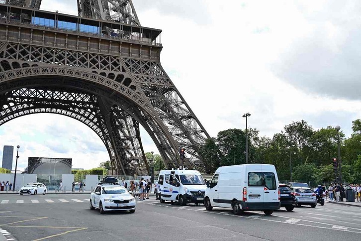 Parisko fiskaltzak ikerketa bat ireki du asteburuan Eiffel Dorreko bonba-alerta faltsuengatik.