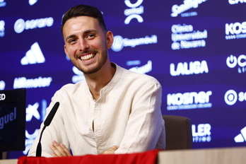 Raúl García de Haro, sonriente, en su presentación como jugador de Osasuna.