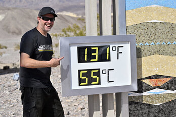 Un turista posa frente a un termómetro en el Valle de la Muerte. 