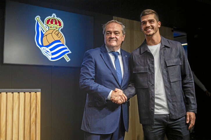 Jokin Aperribay y André Silva en la presentación del delantero portugués.