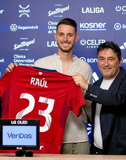 Raúl García posa con su dorsal, el 23, junto a Vázquez.