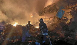 Bomberos intentan sofocar el fuego en un supermercado tras el ataque en Odessa.