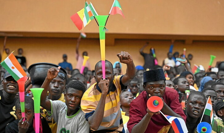 Nigerinos con vuvuzuelas y banderas de Níger, Mali y Burkina Faso, en un acto de apoyo al CNSP.