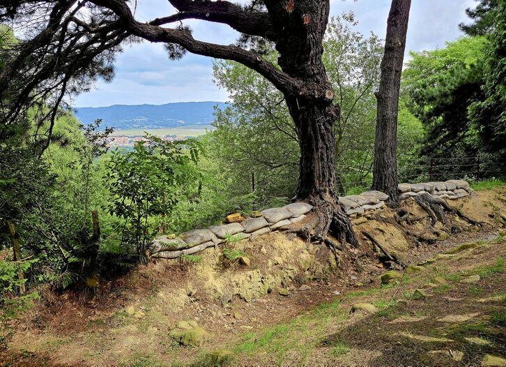 A la izquierda una trinchera reconstruída recientemente en Artxanda. Abajo dos fotos de 1937 donde se puede ver el Casino de Artxanda y el refugio de la ermita de San Roque