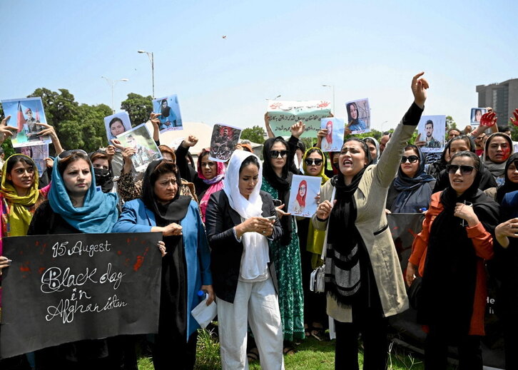 Emakume afganiarren protesta bat, Islamabad hirian.