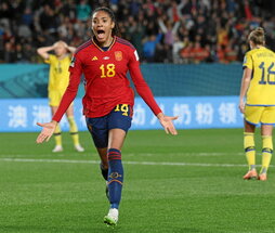 Paralluelo celebra el gol que adelantaba a España en el marcador.