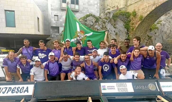 Sanpedrotarrako eskifaia Castroko garaipena ospatzen, bandera eta guzti.