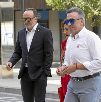 Javier Esparza (UPN) llega cariacontecido al Pleno.