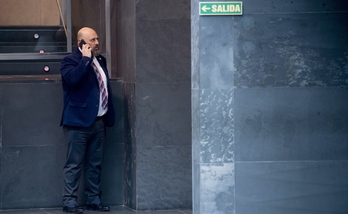 José Luis Arasti, en los pasillos del Parlamento.