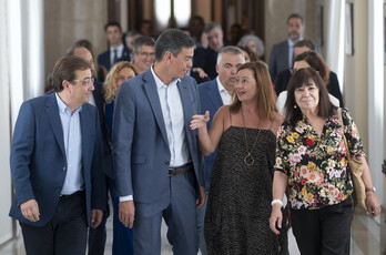 Sánchez ha llegado al Congreso junto a la candidata a presidir el Congreso, Armengol, pero en el otro lado ha puesto a Fernández Vara.