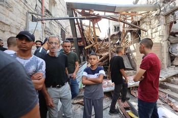 Palestinos observan los daños provocados por la irrupción del Ejército israelí en Jenin.