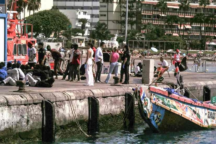Migrantes rescatados a su llegada al puerto de Los Cristianos en Tenerife.