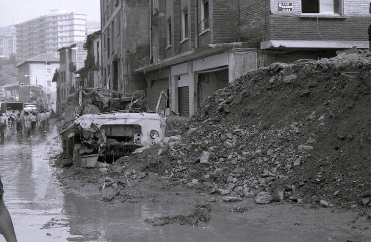 Las inundaciones de 1983 arrasaron varias calles bilbainas.