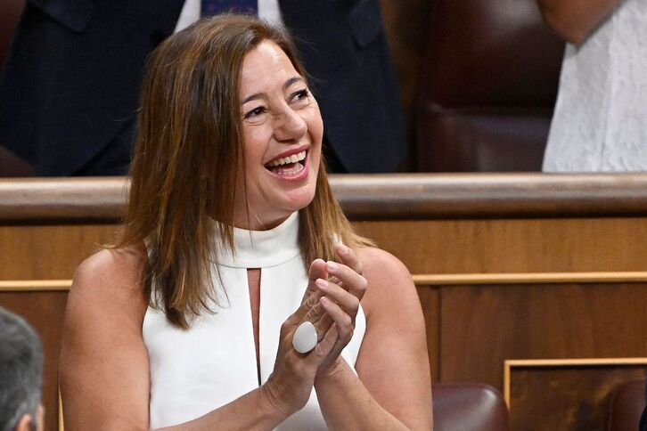 Francina Armengol recibe los aplausos de sus compañeros del PSOE tras ser elegida presidenta del Congreso.