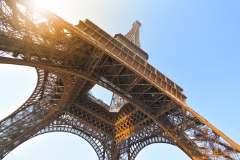 La policía francesa ha detenido a un hombre después de escalar la Torre Eiffel y saltar en paracaídas.