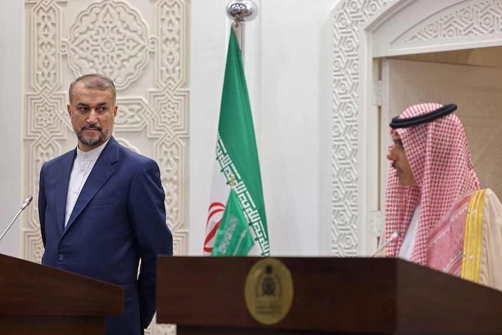 Los jefes de la diplomacia iraní,  Hossein Amir-Abdollahian, y saudí,  el príncipe Faisal bin Farhan, ayer en Ryad. 