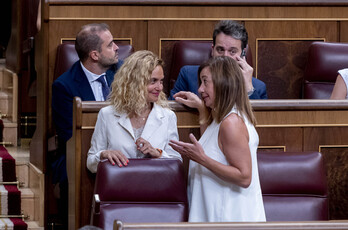 El saludo entre Sánchez (PSOE) y Díaz (Sumar) ha confirmado la satisfacción por el acuerdo a la llegada. 