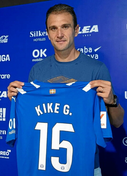 Kike García posa con su nueva camiseta.