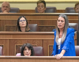 La diputada de Junts Miriam Nogueras durante el pleno. Al fondo, Bel Pozueta e Iñaki Ruiz de Pinedo, de EH Bildu.