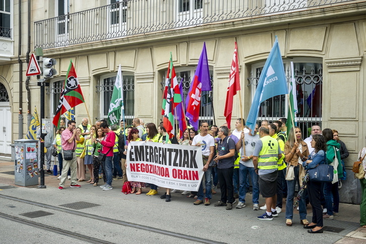 Imagen de archivo de una protesta de los trabajadores de Emergencias ante el Parlamento de Gasteiz.