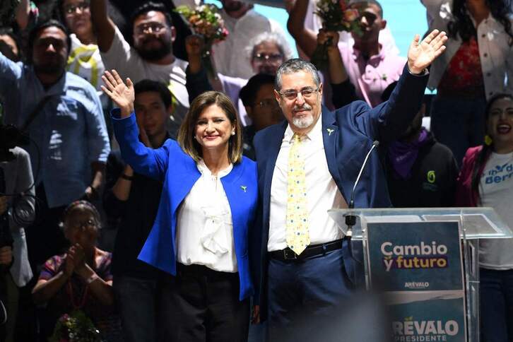 Bernardo Arévalo de León y su compañera de fórmula presidencial, Karin Herrera, en el cierre de campaña.