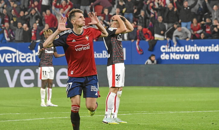Budimir celebra el primer gol del último duelo entre Osasuna y Athletic en El Sadar, que se saldó con un 2-0.