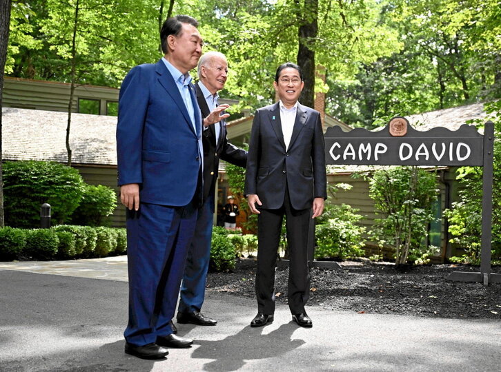 Joe Biden (c) recibe a Yoon Suk-yeol (i) y a  Fumio Kishida (d) en Camp David.