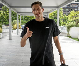 Arsen Zakharyan demostró su felicidad a la llegada ayer a Donostia.