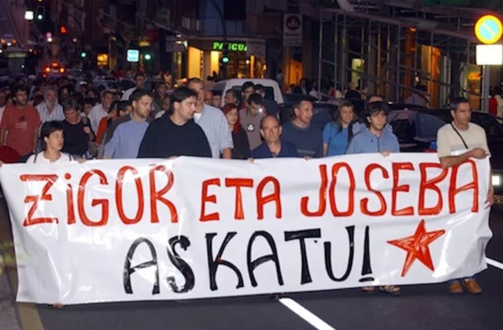 Zigor Orbe eta Joseba Esparzaren atxiloketak salatzeko 2004an Basaurin egin zen manifestazioa. Gaur atera da Orbe espetxetik.