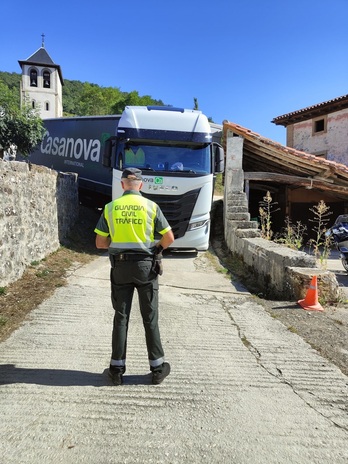 Un gurdia civil observa al camión atascado en Etulain.