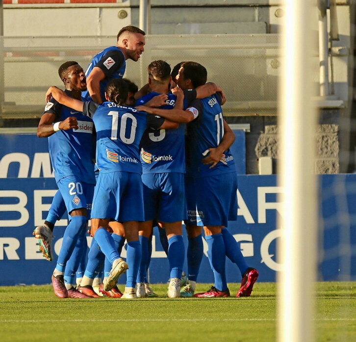 Los azules celebran el primer gol del curso.