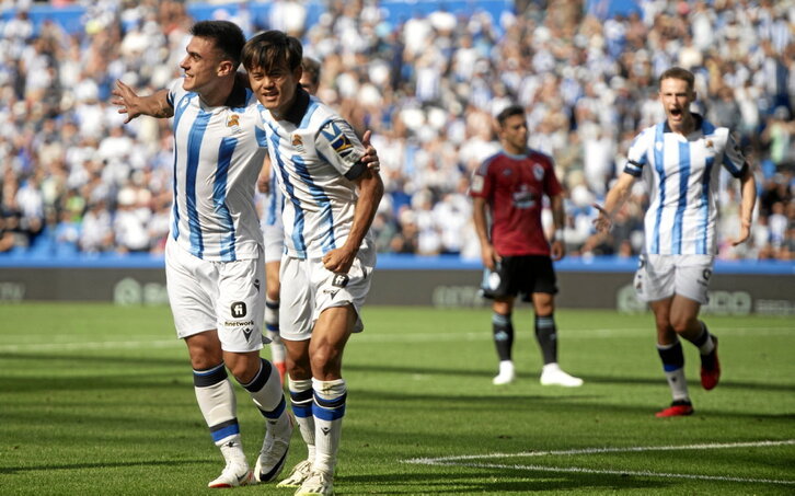 Barrenetxea y Kubo celebran el gol que fabricaron con su superioridad en el primer tiempo sobre los laterales del Celta.