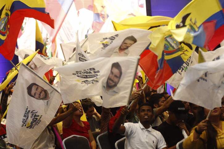 Simpatizantes del candidato presidencial ecuatoriano por el partido Por Un País Sin Miedo Jan Topic asisten al cierre de su campaña de cara a las elecciones.