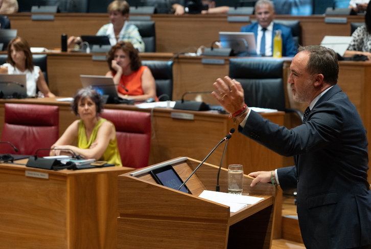 Javier Esparza interviene desde la tribuna del Parlamento en el debate de investidura de María Chivite.