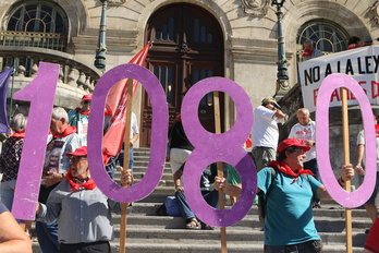 Movilización en defensa de la pensión mínimo de 1.080 euros el pasado mes de septiembre ante el Ayuntamiento de Bilbo. 